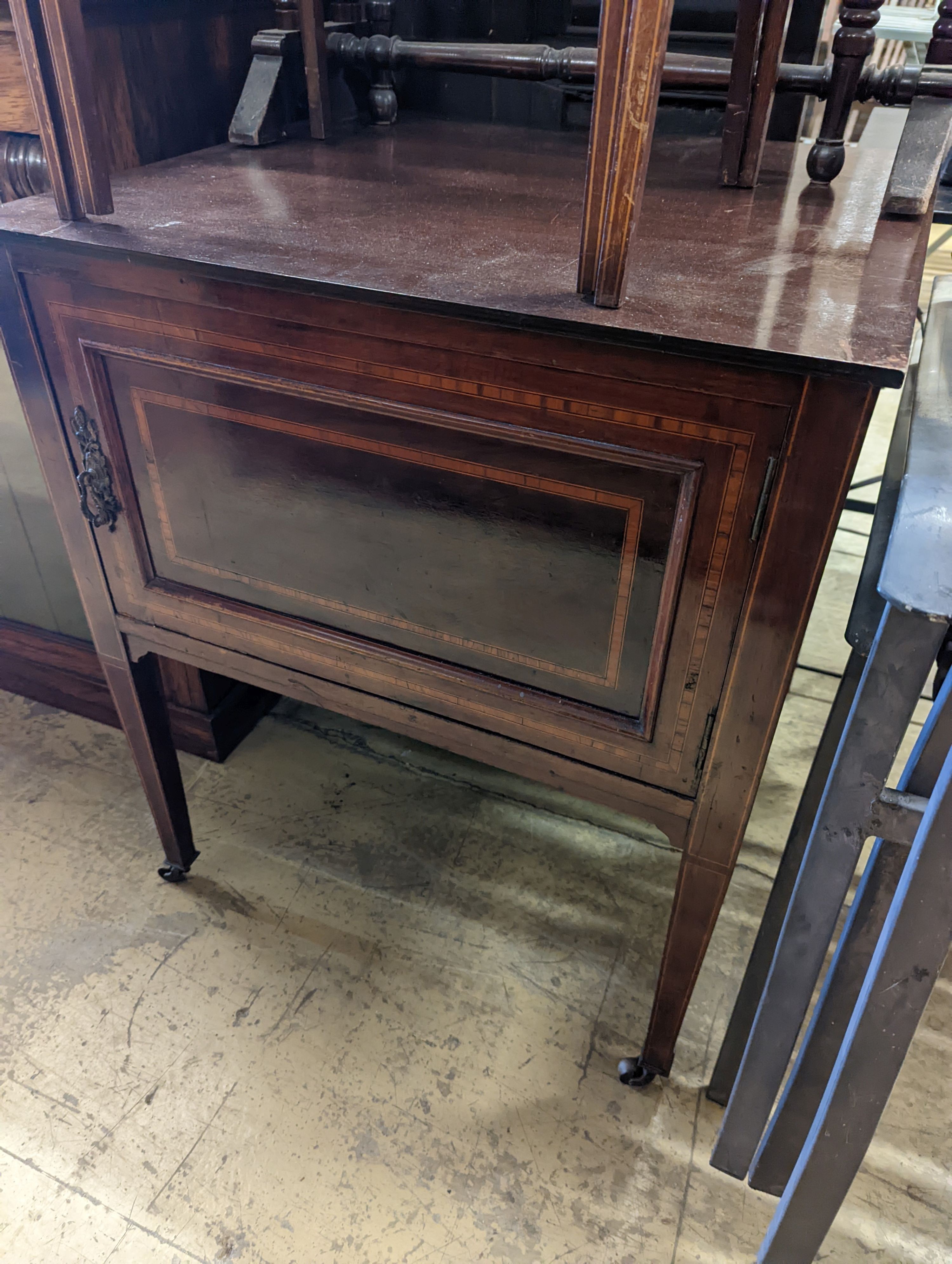 An Edwardian satinwood banded Sutherland table, width 68cm, height 72cm, nest of two tables and a wash stand